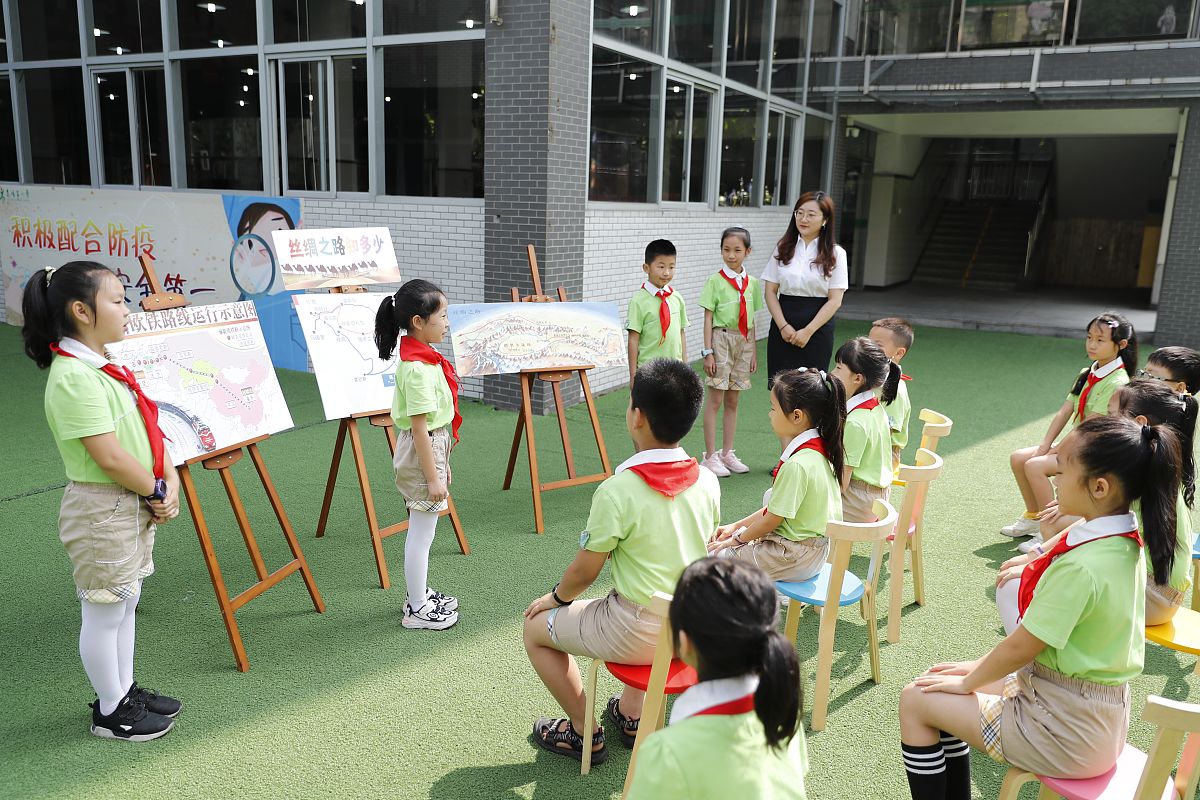 2020年5月29日,重庆市沙坪坝区高滩岩小学,学生们正在体验纺织丝绸.