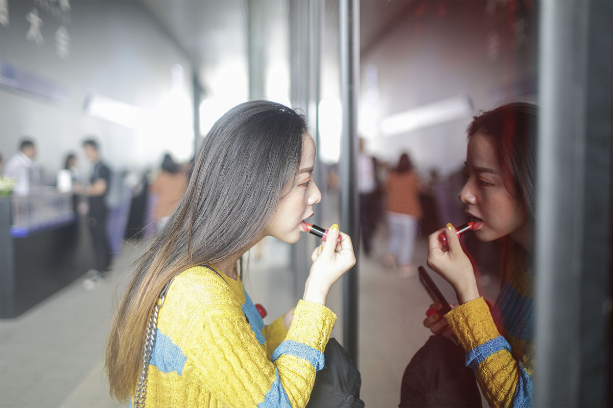 将以下内容进行二创：欢迎进入直播兼的朋友们今天给大家带来一个黑科技的礼物他就是我们的素质人今天我们把电话里的智能客服变成了真人通过手机就可以实现克隆人步骤非常的简单首先要求录制一条几分钟的原视频和音频第二克隆一个专属素质人模型和声音第三我们只需要输入直播话术文案就可以生成一个素质人直播兼并且开始直播了。