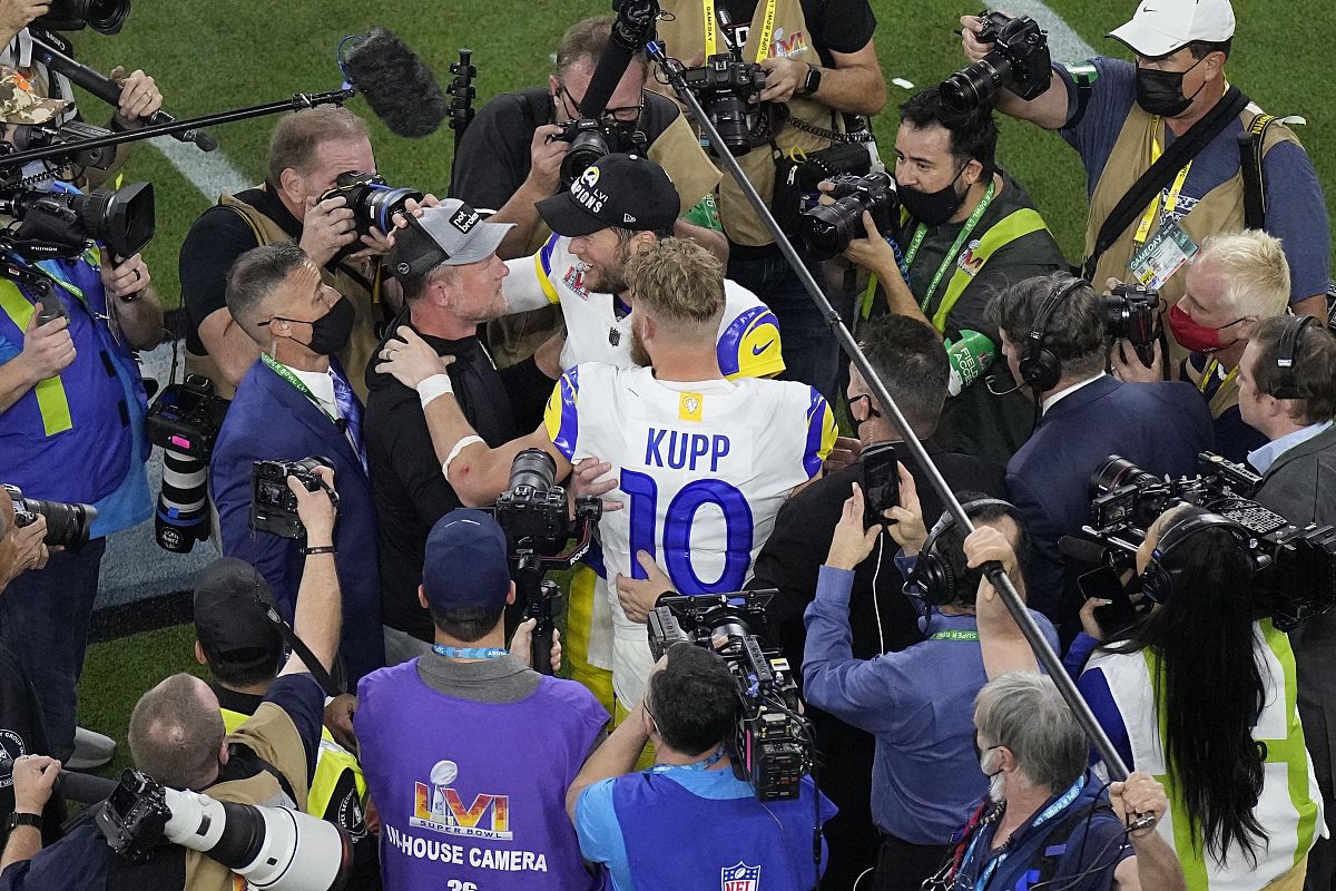 los angeles rams wide receiver cooper kupp (10) is congratulated