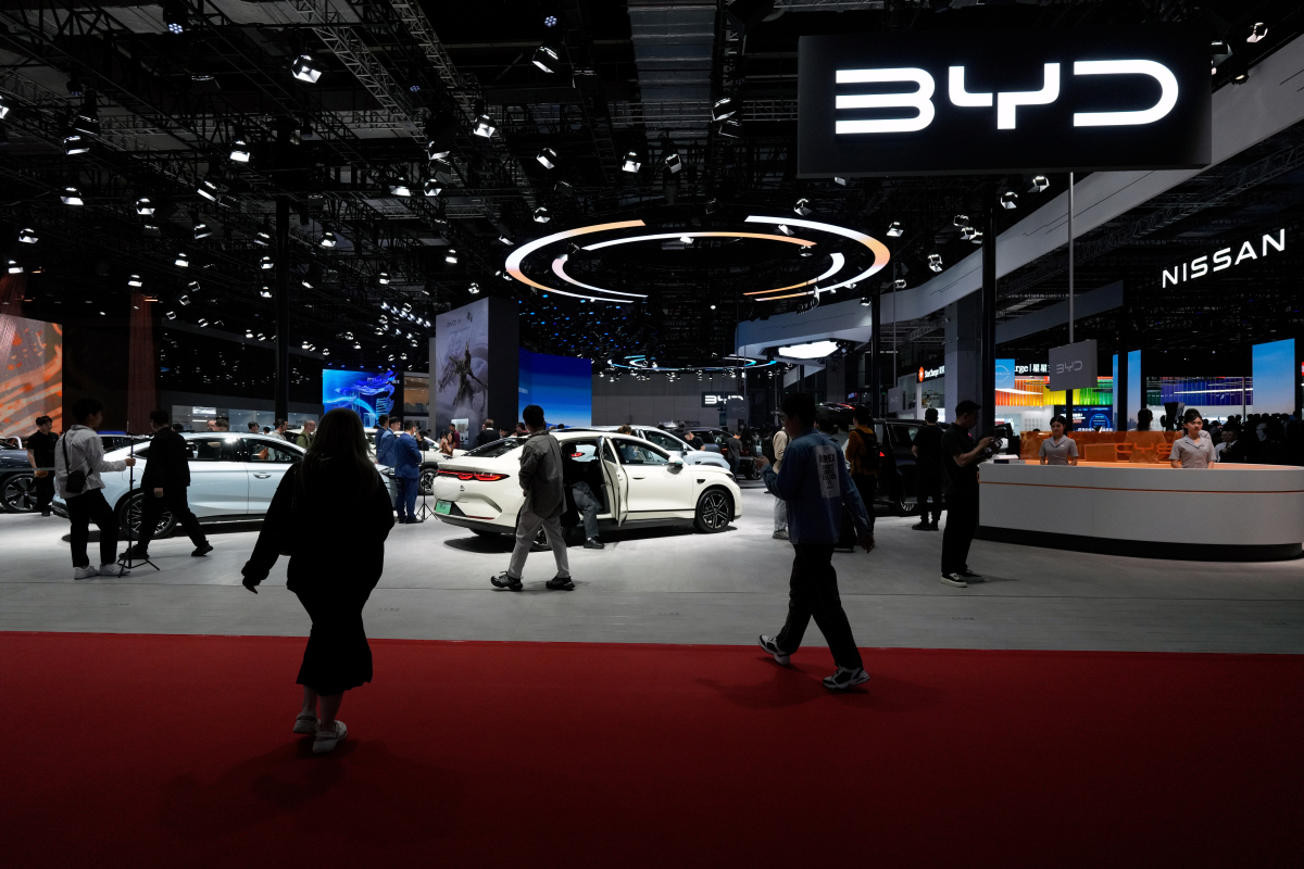 你是一个在比亚迪品牌王朝网商超展厅工作一年的销售因为薪资和付出不成正比决定换一个品牌现在供你选择的有宝马吉利领克和比亚迪海洋网4s店你会怎么选择所以你更推荐宝马可是宝马很卷又非常容易被淘汰前三个月的薪水不足温饱三个月后全看自己本事