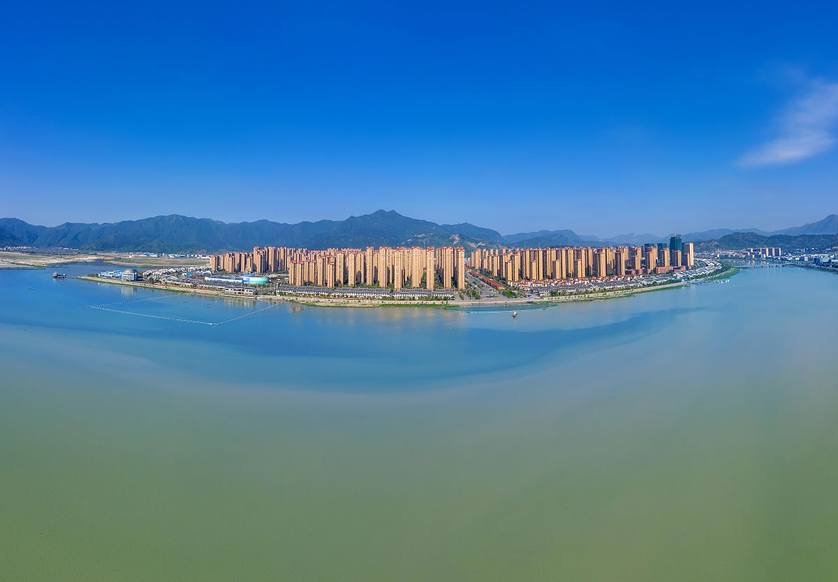 由于刚投入的罗源湾新生产基地产能还没有释放出来导致销售处于低位的书面表达