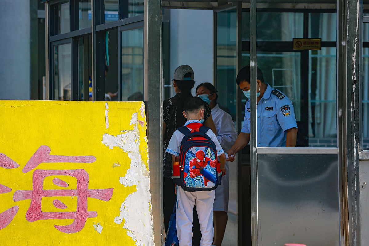 巡逻叔叔暖心护送走失儿童：先送去安全区域再找妈妈