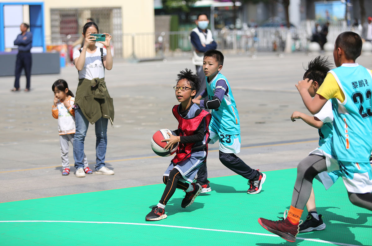 写一个篮球和鸡的故事