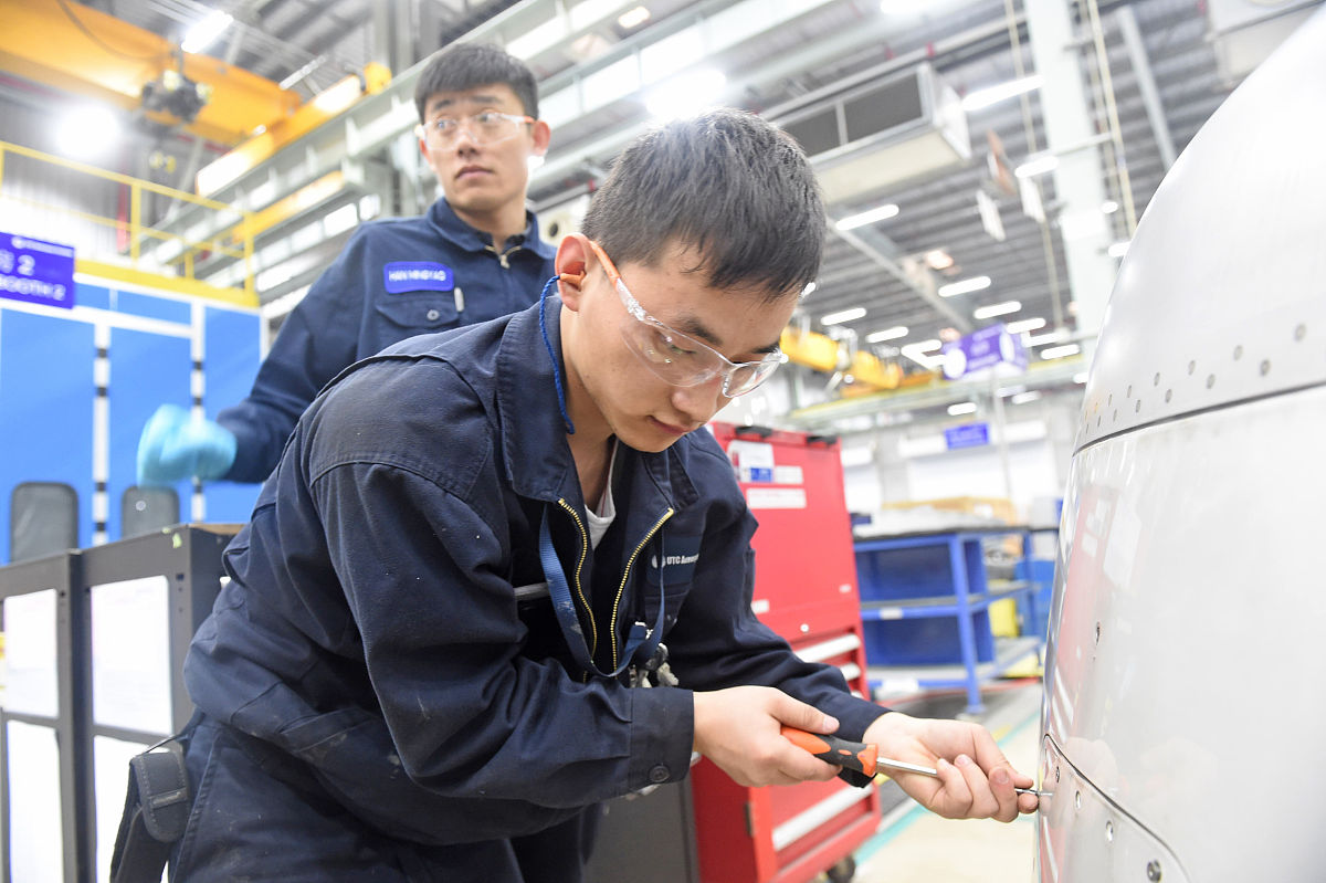 老师傅传授飞机部件知识，新员工受益匪浅