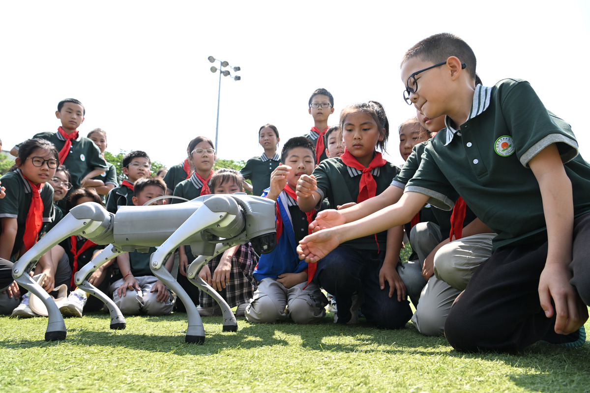 扮演一名户外博主写篇1000字除了工作学习多陪孩子去户外不好吗？的文章要有和读者互动语句重新编写个标题