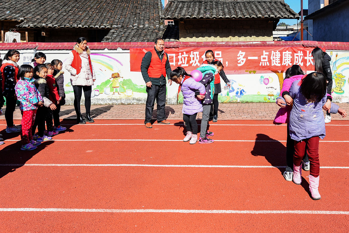 程序员 写一个html代码 页面显示所有声母韵母 可拉取组合要求1给随机的汉字注音 2 注音正确出现图片1声音1 错误出现图片2声音2 右上角显示积分正确+2错误-1你会怎么写