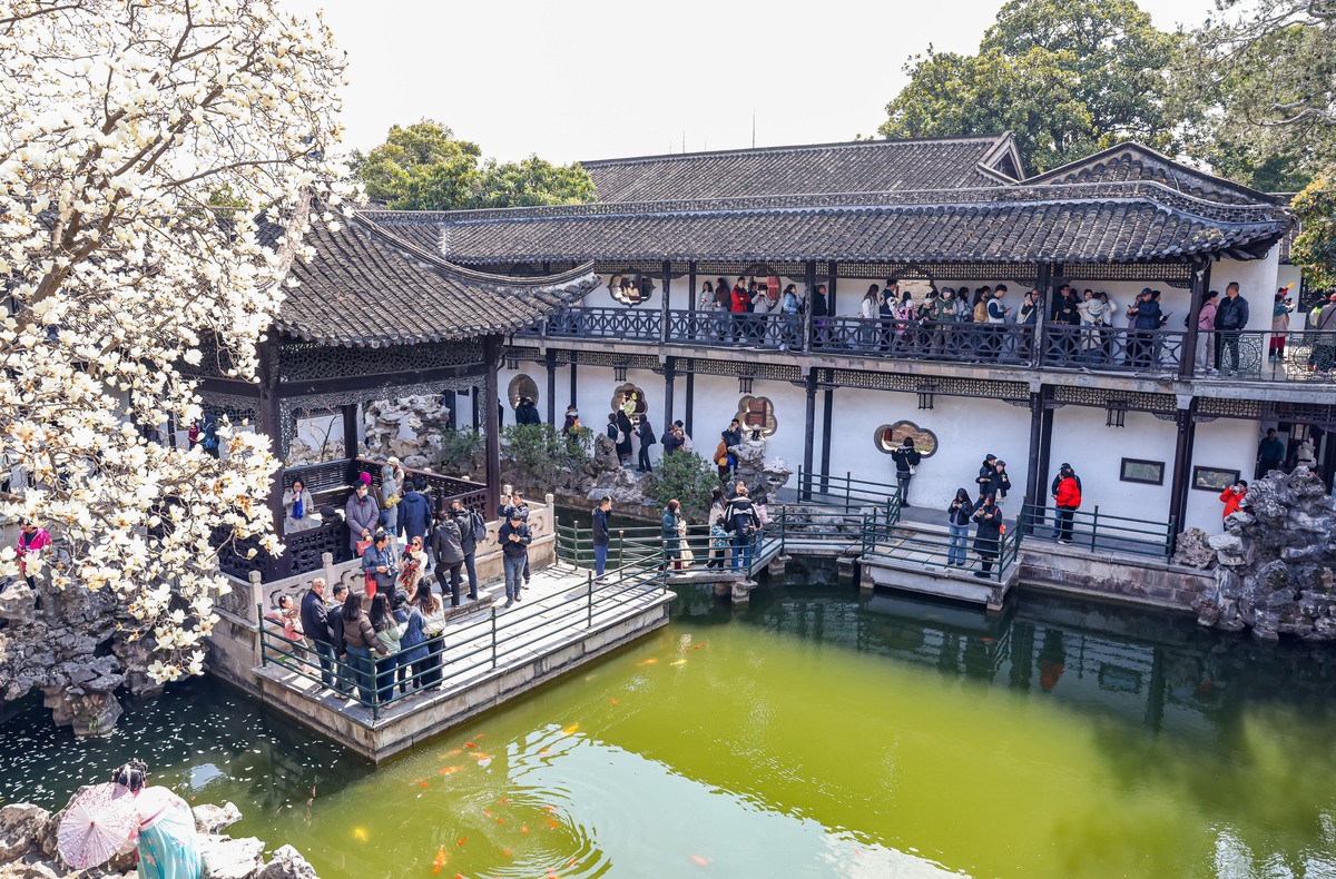 目前国内知名的古镇类景区有哪些？这些古镇一年的营销推广费大概是多少？是否能列一个表体现古镇名和营销费用数额？知名古镇景点一年营销费用上1000万的有哪些具体数额多少列表呈现？