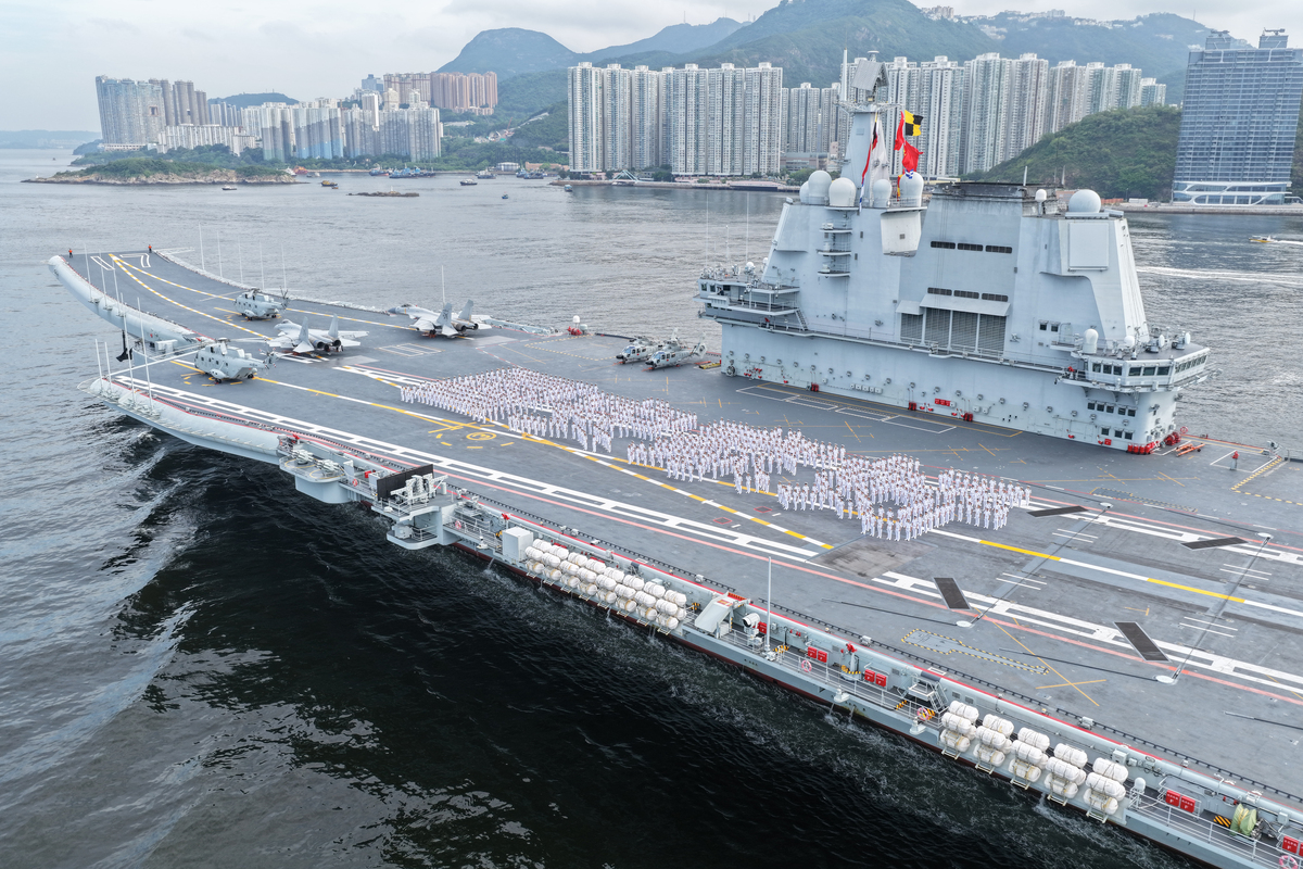 你作为一名今日头条作者请你以此句福建舰即将海试战斗力超过辽宁舰+山东舰战力直逼美国福特级为每两个大段前面都加上小标题开头不用取小标题。文案：中国福建舰即将进行海试其战斗力超过辽宁舰和山东舰战力直逼美国福特级航母。进入21世纪以来中国海军经历了巨大的变革拥有了一大批先进的武器装备如055型驱逐舰、052D型驱逐舰和075型两栖攻击舰等。而最令人瞩目的是中国现在也具备了自主建造航母的能力第三艘航母福建