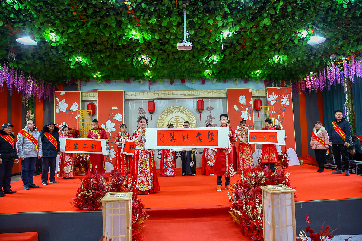 请帮我描述一段500字的结婚的场景
人物：新郎：张三，新娘：李四
地点：老天宝酒店