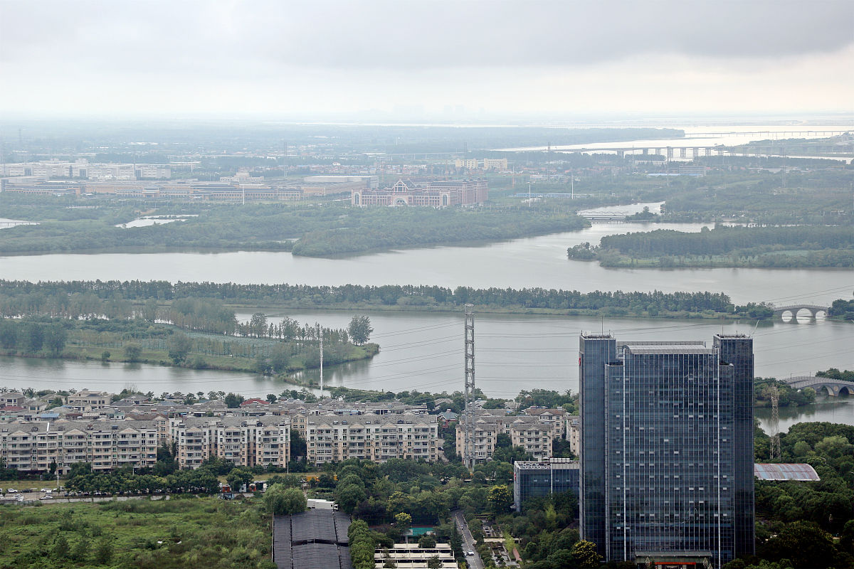 2021年8月27日,湖北武汉东西湖区,航拍金银湖畔城市高楼景观.