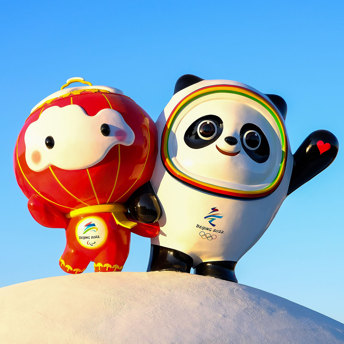 把下面这句话换个说法：在冰墩墩爆火的背后出现了一系列文创IP形象产业的新问题。为了实现可持续发展必须紧跟市场发展趋势将IP内容建设作为核心深入了解IP形象市场的内在需求。同时我们需要不断开发IP形象衍生品加速调整和完善IP形象媒体宣传的产业布局从而激发其巨大的发展潜力。