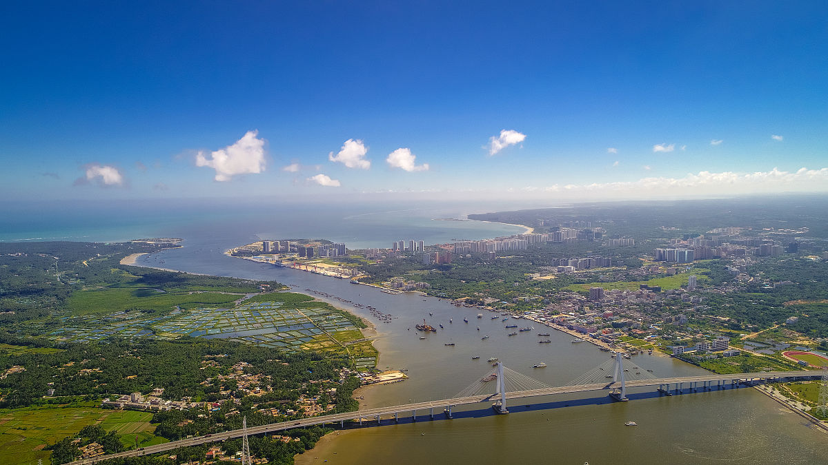 2018年9月19日,俯瞰位于海南省文昌市的清澜跨海大桥,距离桥不远处就