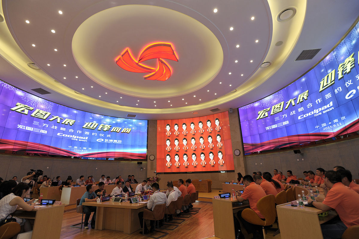 请你为以下这段话修饰下：身为新时代的大学生我们当下的首要任务就是学习通过实践不断地提升自己才能够跟上时代的步伐争做祖国的顶梁柱成为坚强的后盾。作为当代大学生我们生活在新时代肩负着实现中华民族伟大复兴的历史使命。因此我们需要深入挖掘红色资源找到其中的思想精华以其为指引指引我们在前进的道路上不断奋斗、开拓进取。