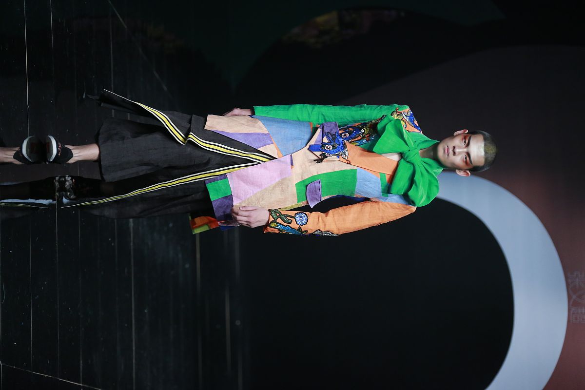 3000字的硕士中期考核个人总结。内容包括：政治思想、业务学习、科学研究与实验研究、社会活动等方面