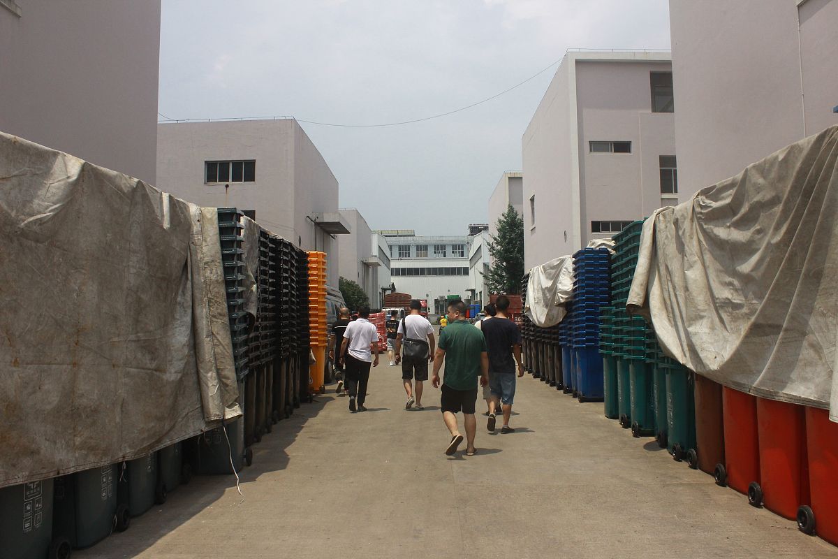 给文段总结一个标题前期进度滞后主要原因是筠连经开区规划涉及拟承接丝丽雅化纤长丝、惠美印染项目所需取水量、污水排放量、二硫化碳、硫化氢等指标需求特别大需要开展大量论证、测算工作需要提供很多佐证资料且丝丽雅一直未准确提供解决二硫化碳、硫酸盐超标的处理方案。按照6月初市局领导指导意见和环评专家强烈建议增加亟需开展银星茶山本底监测、经开区级别地勘、水文论证及工业供水厂和工业污水处理厂选址论证系列相关工作论