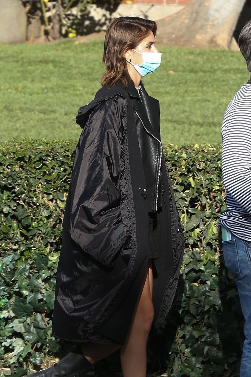 当地时间2021年4月27日,凯雅·杰柏(kaia gerber)亮相电视剧《美国恐