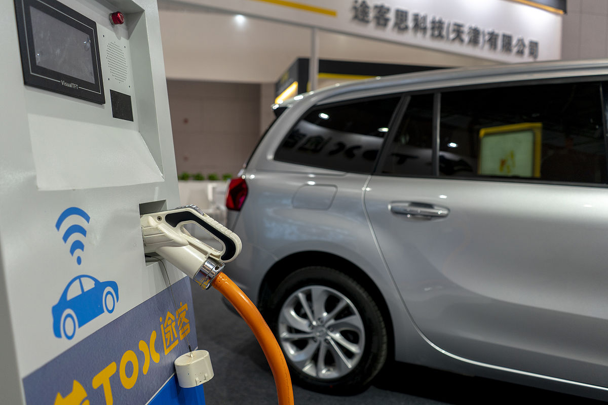 在电动汽车充电的背景下有什么方法能是电动汽车在完成充电后不需要通过手机或者卡片主动支付而是通过唯一标识符连接到一个计费账户完成自动计费？具体流程是怎么样的