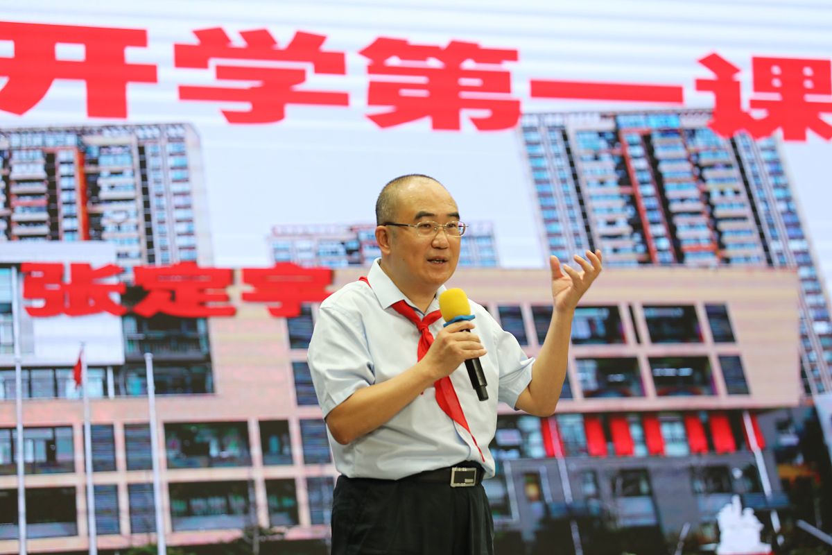 2020年9月1日上午,武汉市江岸区长春街小学迎来开学第一课,战疫英雄张