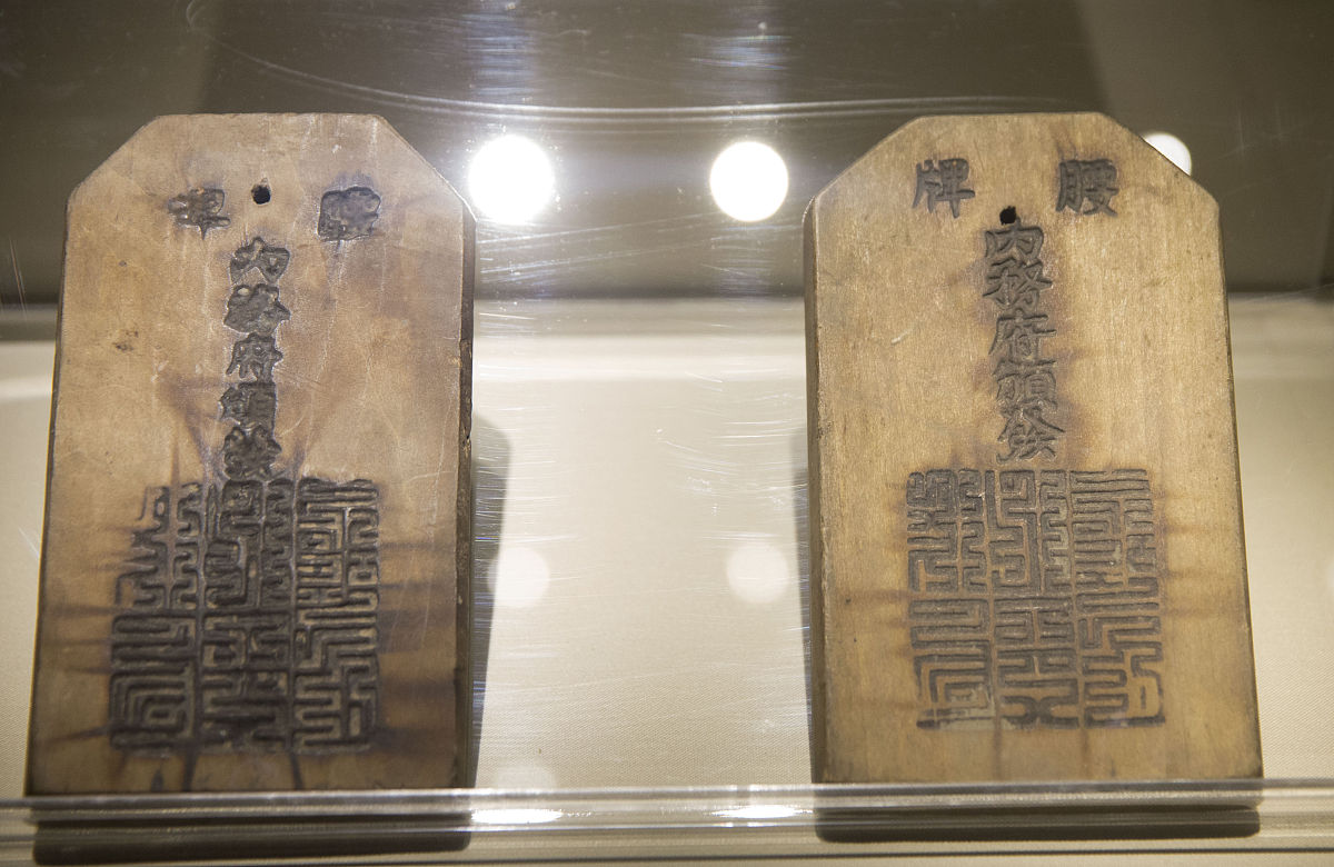 翻译以下古文：公讳念劬号励亭姓张氏江南玉邑人也。曾祖某祖某父子鸿以公贵三世均赠荣禄大夫。公生。而母郭太夫人以疾陨。嫡母陈太夫人抚鞠以长。公清整有风操闲素寡言动履必中轨范。通经而尤嗜金石、唐宋六朝碑版咸以重金收贮与欧公之《巢古录》赵明诚之《金石录》都元敬之《金薤琳琅》杨升庵之《金石古文》后先辉映。虽王元美之精博不能过也。公薄科举不为仍留心世务尤重实业既以会典馆誊录得议。叙知州。适李公李枝青芗园号有南