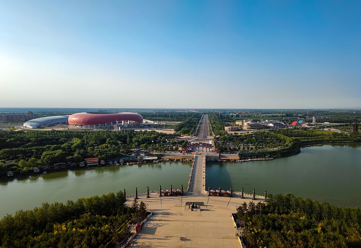 2021年6月21日,宁夏回族自治区吴忠市青铜峡市,中华黄河楼景区周边风