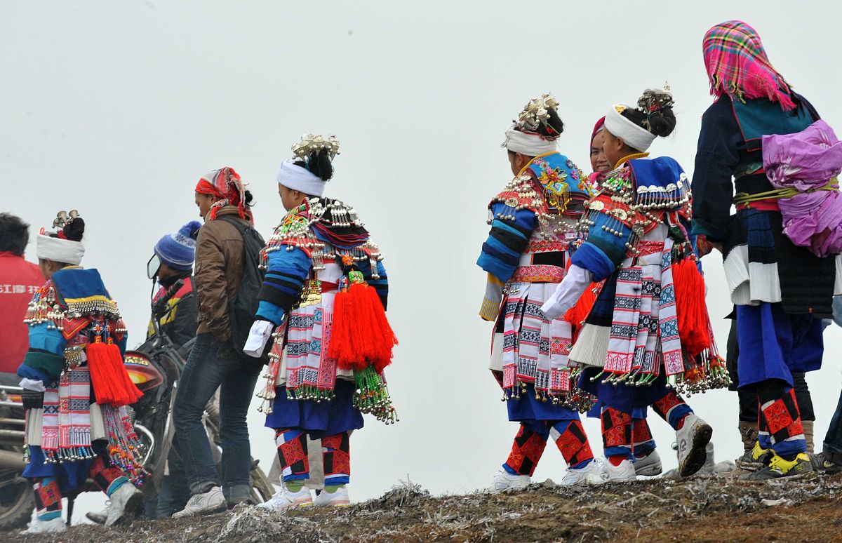 2012年1月30日,在贵州省龙里县草原乡幸福村,苗族同胞翻山越岭参加跳