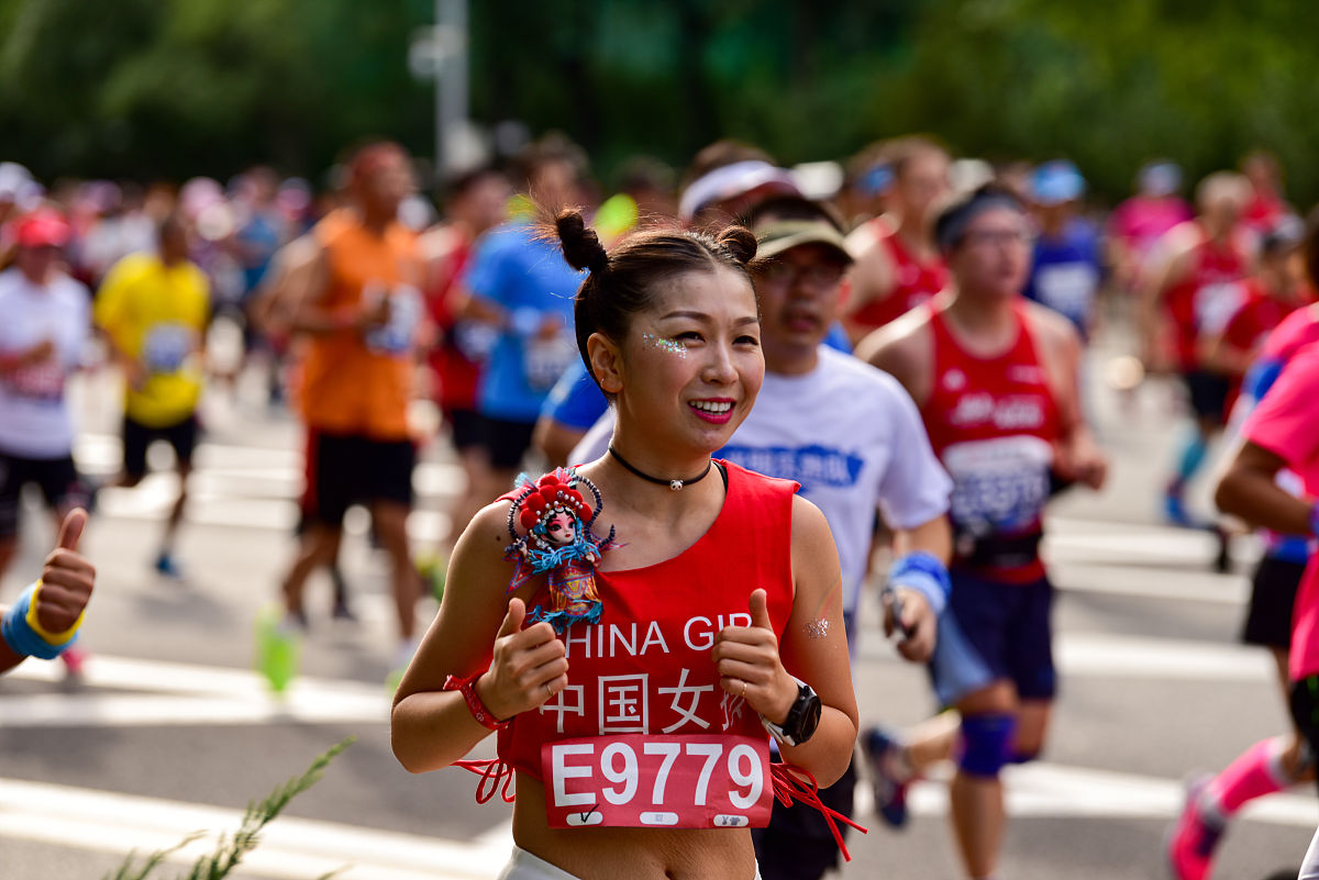 [城市名]马拉松创纪录落幕，[选手姓名]勇夺桂冠