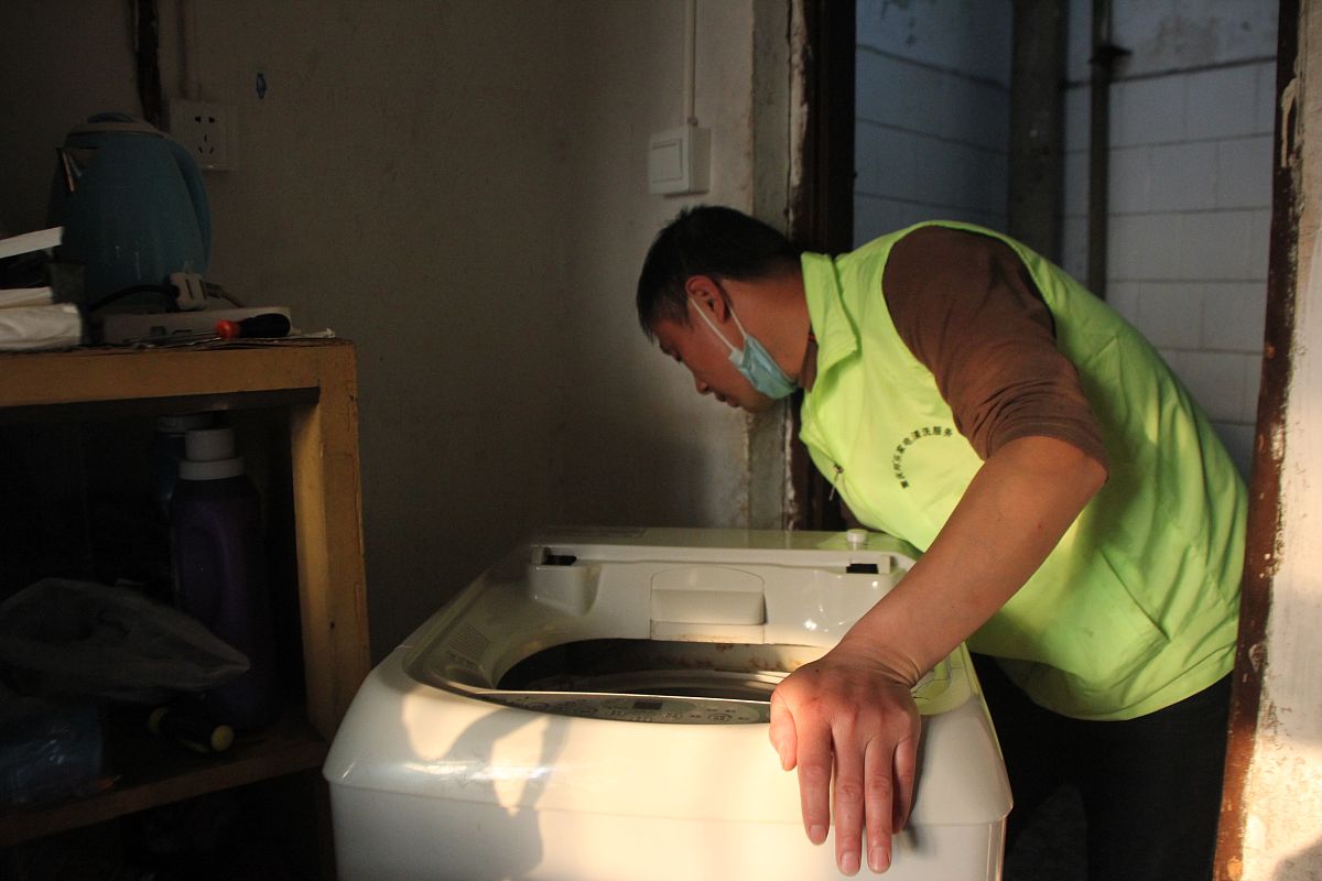 家电的清洁小技巧其实很简单学会以后能解放双手家电焕新颜：【玄关】1、定时清洁进门处的玻璃将窗户打开时玻璃上会带着灰尘建议进门后先轻轻擦拭。同时可以将拖鞋换成防异味拖鞋吸尘、除螨和杀菌效果非常好。2、清洗一些灰尘较大的橱柜和抽屉这些会附着很多污渍。为了防止清洗完之后墙面出现痕迹可以试试用牙膏代替水只需清洁一遍墙面就可以干