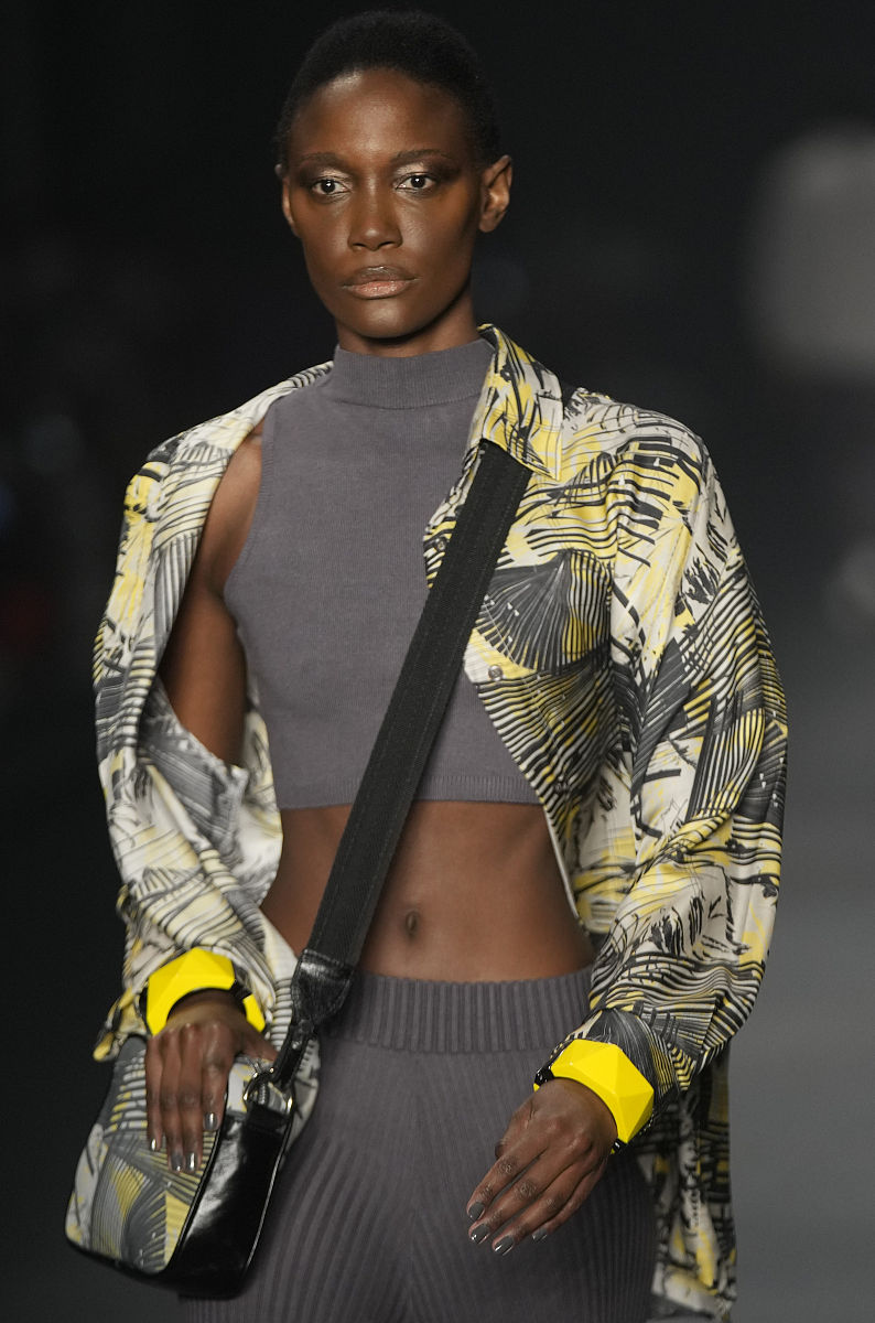 当地时间2021年11月18日,巴西圣保罗,torinno 品牌秀场.a model wears