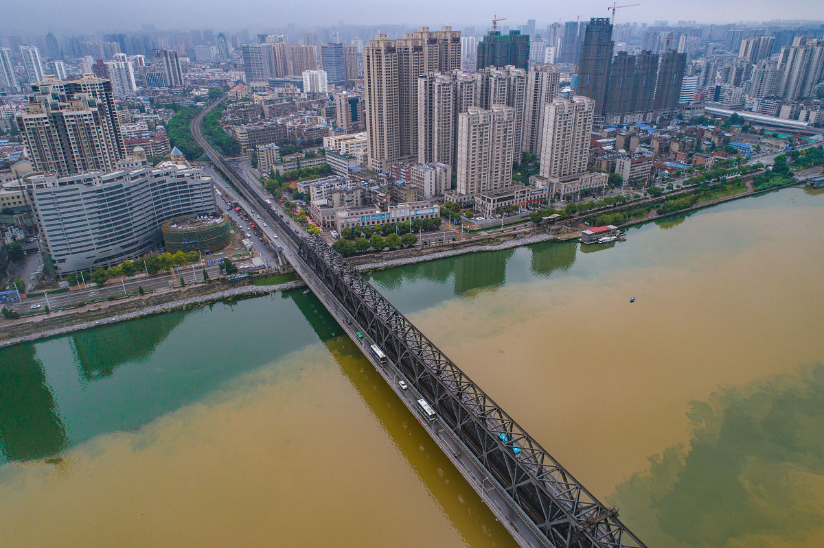 2020年6月28日,湖北省襄阳市,从高空俯瞰汉江湖北襄阳城区段,呈现出泾