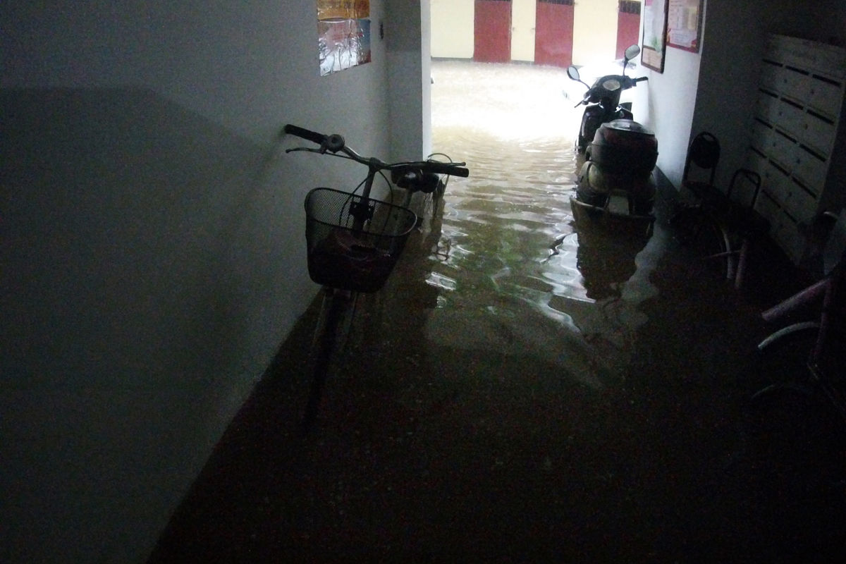 某小区办理入住手续期间的一天管理处接到某单元业主刘先生投诉说家中所有木地板下有水往外冒。管理处立刻派维修工前去查看业主的客厅、主人房、客房全部进水。经全面检查发现在其家所有水龙头关闭情况下水表仍在转动基本可以确定给水管漏水造成有水渗入地板。你认为此事应如何处理？