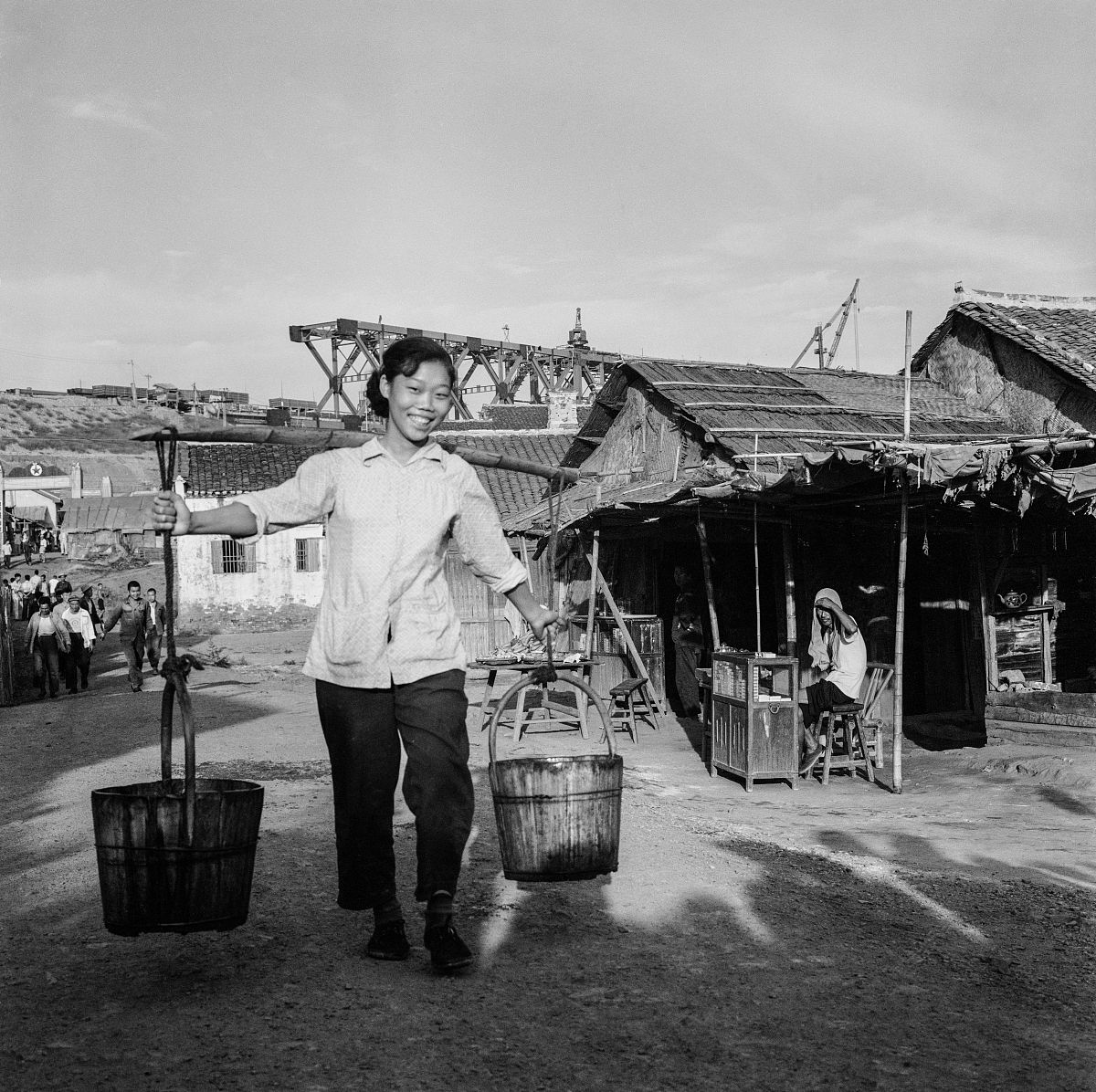 1956年,湖北武汉,在武汉长江大桥附近居住的民众.r33-3 dam__tom hutc