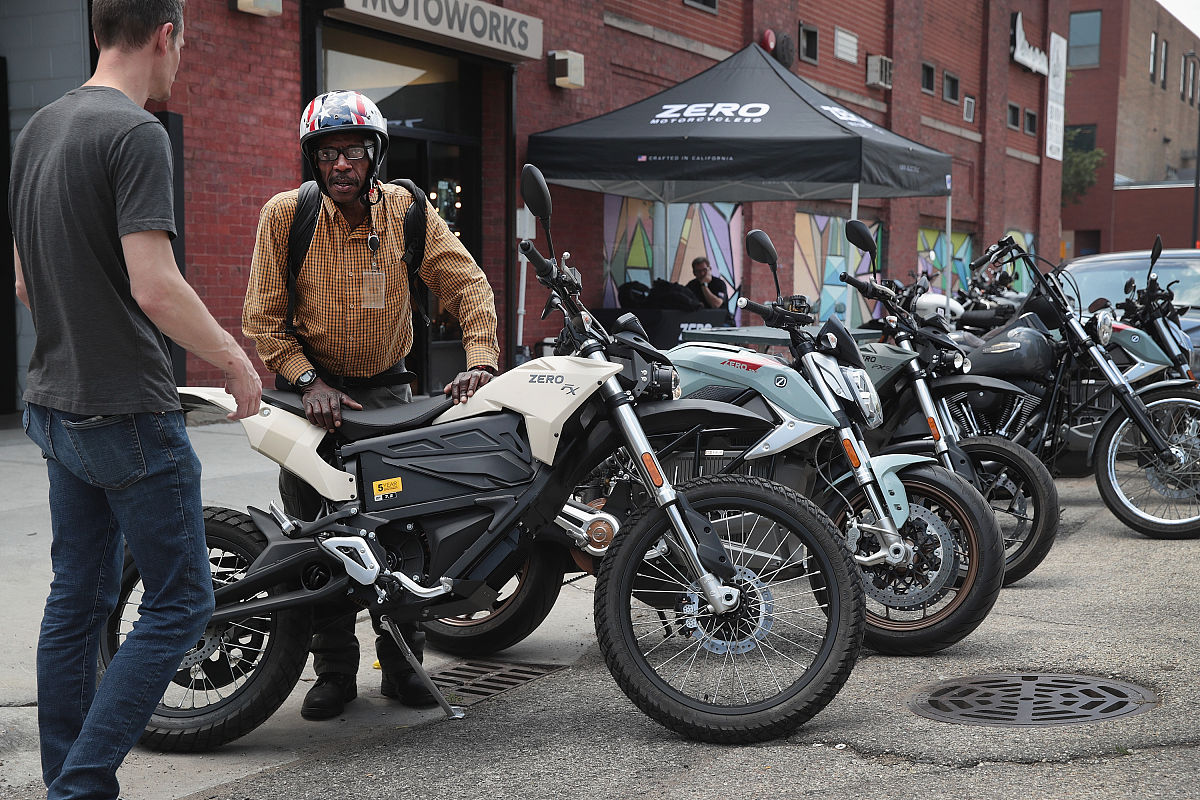 购买电动摩托车指南：8个关键参数解析