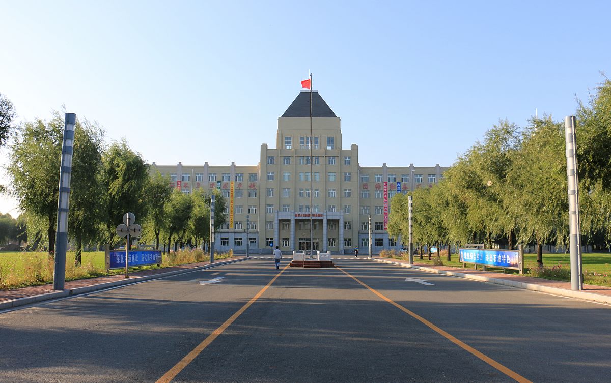 赣州工业中等专业学校电梯安装与维护专业学制几年？