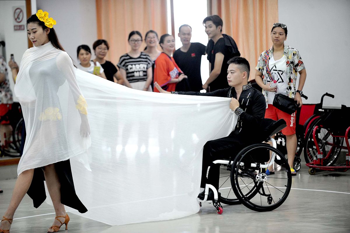 用中文写一个的适合大学生演的关于迷失人生目标的20分钟心理剧要求两个主演两到三个配角剧情紧凑