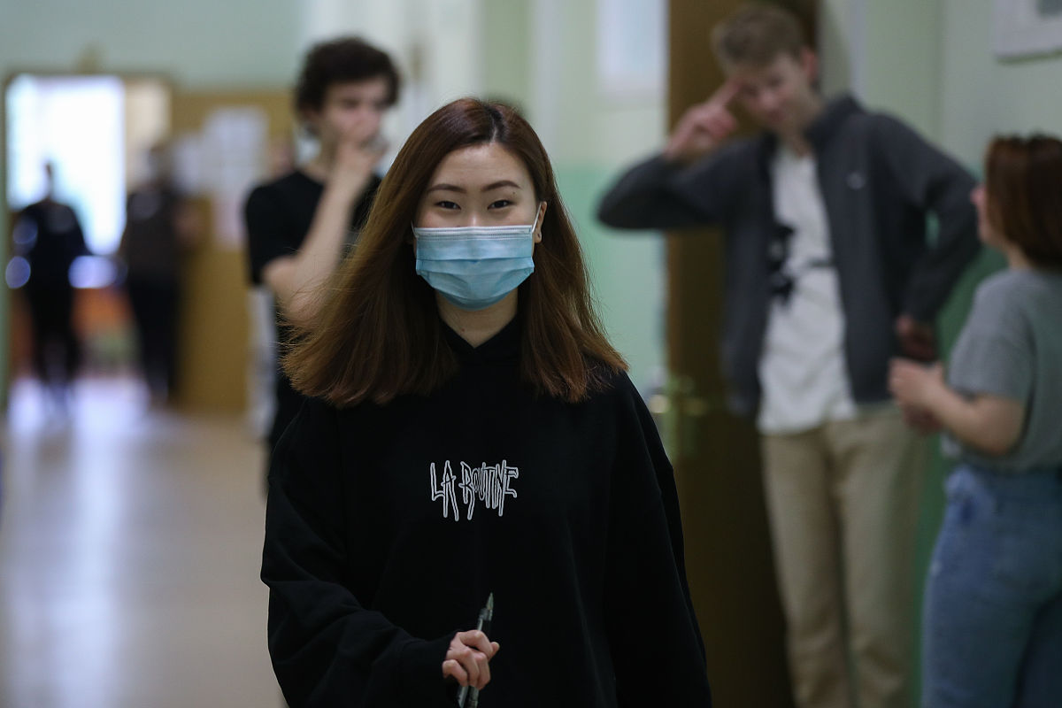 当地时间2020年7月20日,俄罗斯莫斯科,中学生参加全国统一英语考试.mo