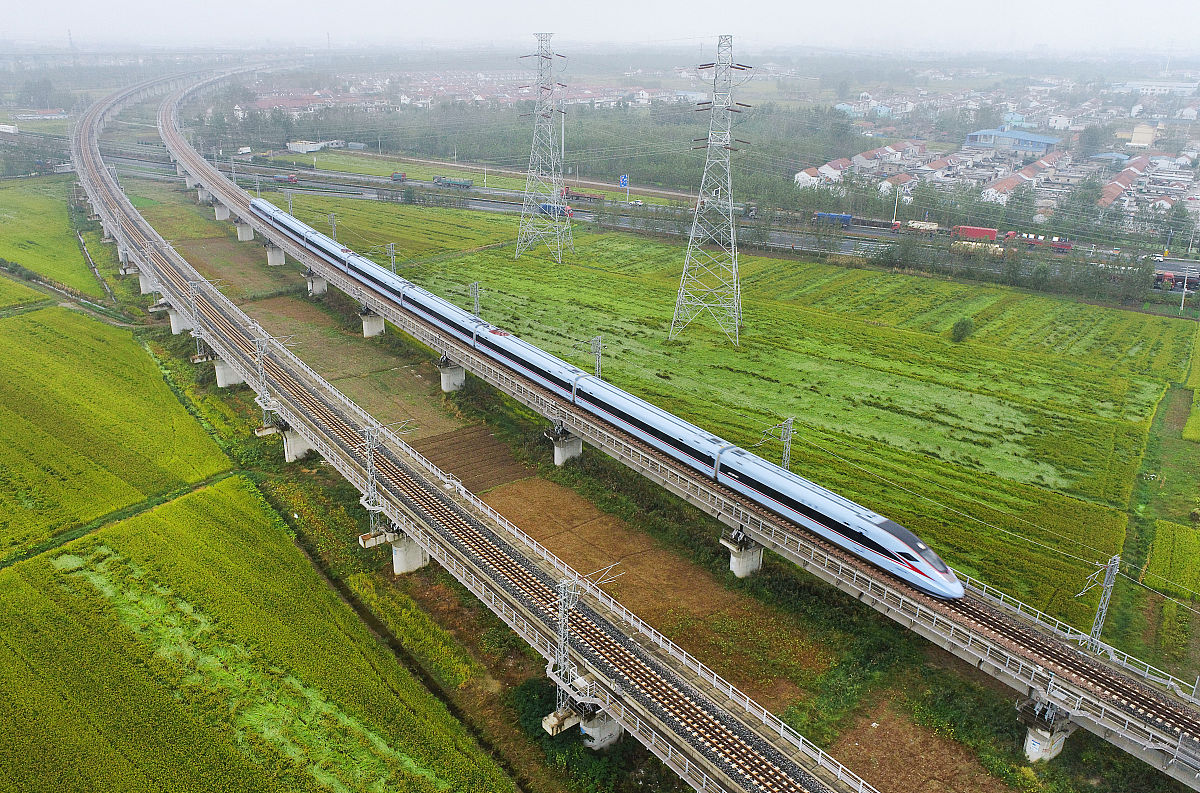 把下面这段话重新梳理顺畅。近10年来铁路网规模质量大幅提升高铁营业里程从09万公里增长到42万公里已经成为中国铁路客运的重要组成部分。同时系统论认为一个系统的行为和性质是由其内部因素和外部环境的相互作用所决定的。因此高铁作为一个系统其运营不仅受制于内部因素如技术、管理、安全等还受制于外部环境的变化如天气、自然灾害等。在高铁运营管理中只有通过不断地适应和管理外部环境密切关注外部环境的变化及时调整运营