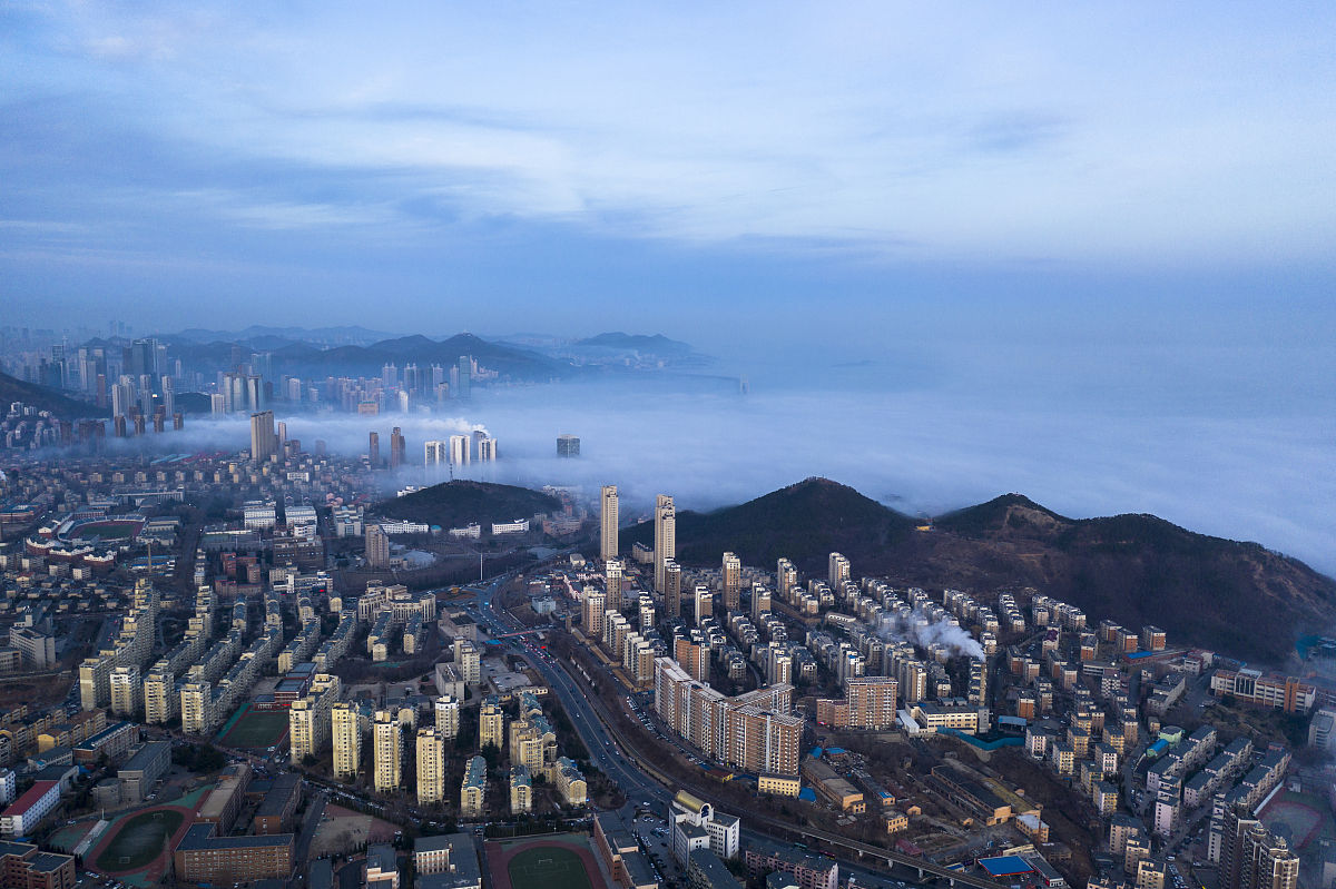 2021年3月35日,航拍大雾天气的大连高新区景观.