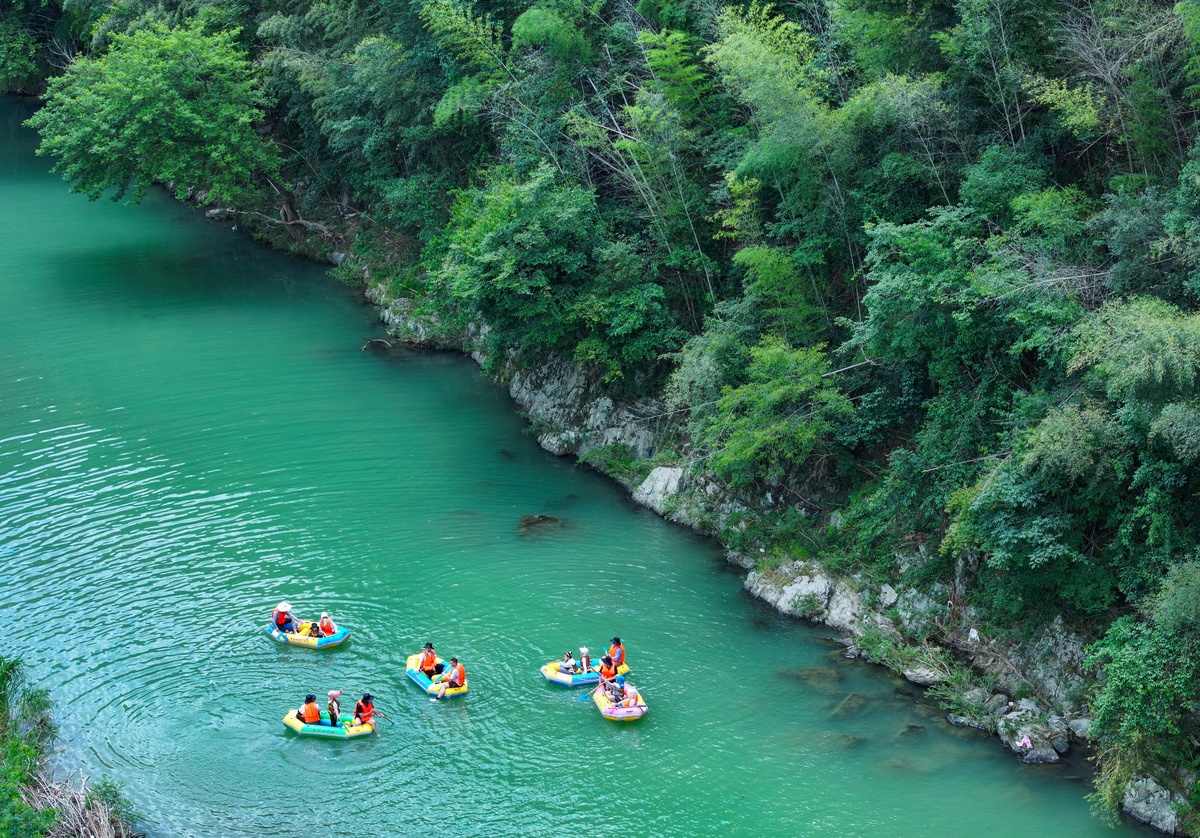 我暑假去桐庐玩了那边山很漂亮我还漂流了请以这个主题发挥想象用文言文写一篇作文200字