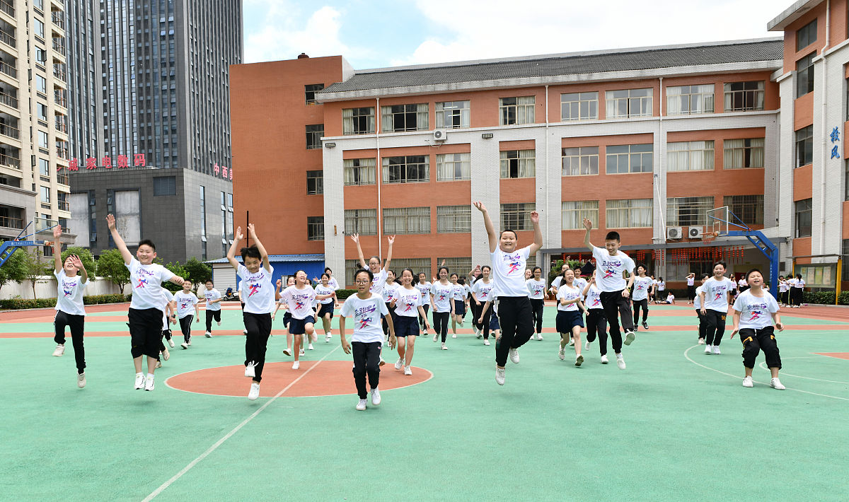 2020年6月9日,浙江省金华市东阳市白云银田小学操场上,老师在帮毕业班