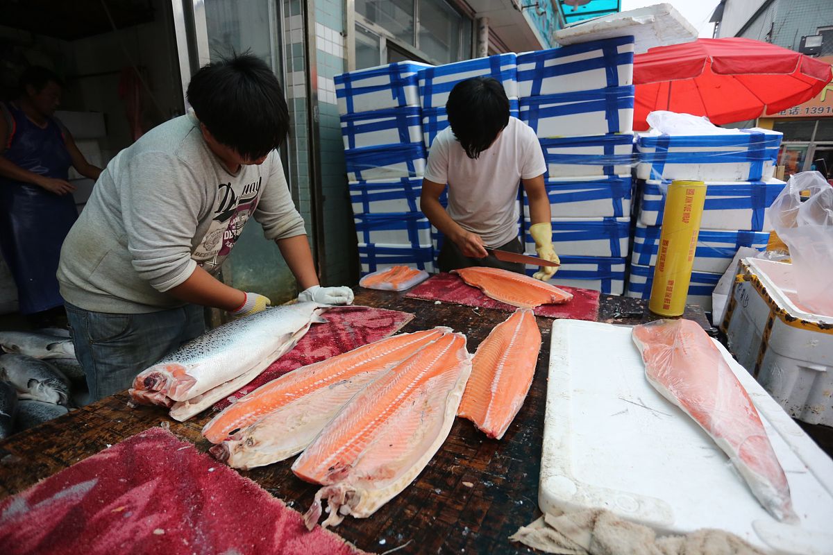 2013年09月18日,北京最大的京深海鲜批发市场内,大闸蟹,三文鱼开始热