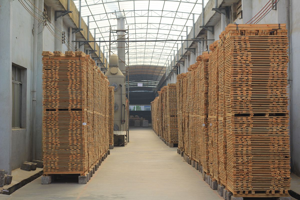 某公司于1991年开始起就在深圳投资设厂进行家居用品的生产产品品质优良销售渠道单一；2012年与深圳数家超市合作开拓商超销售渠道；2015年陆续关闭超市销售渠道开设直营店销售打造出我国家居用品的知名品牌。据此完成下面小题。1．该公司选择在深圳投资设厂的主要原因是 A．销售网络发达	B．消费市场广阔	C．交通运输便利	D．专业基础较好