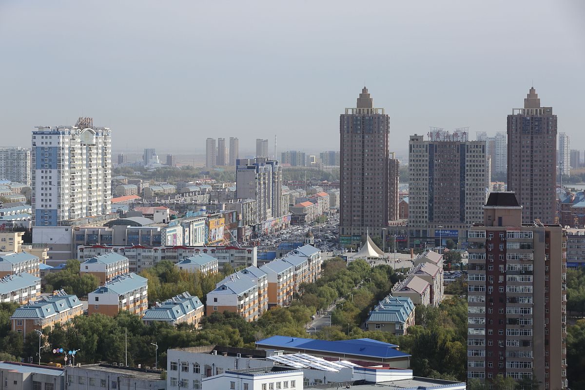 2019年10月15日,在黑龙江省大庆市万达广场向东向北俯拍市区,万达广场