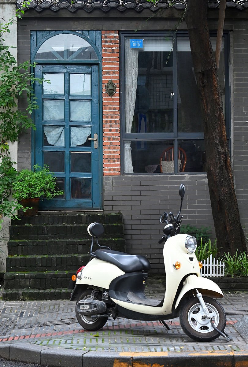 2021年8月18日,成都,支矶石街街边小店.(如需下载使用,请务必署名 红