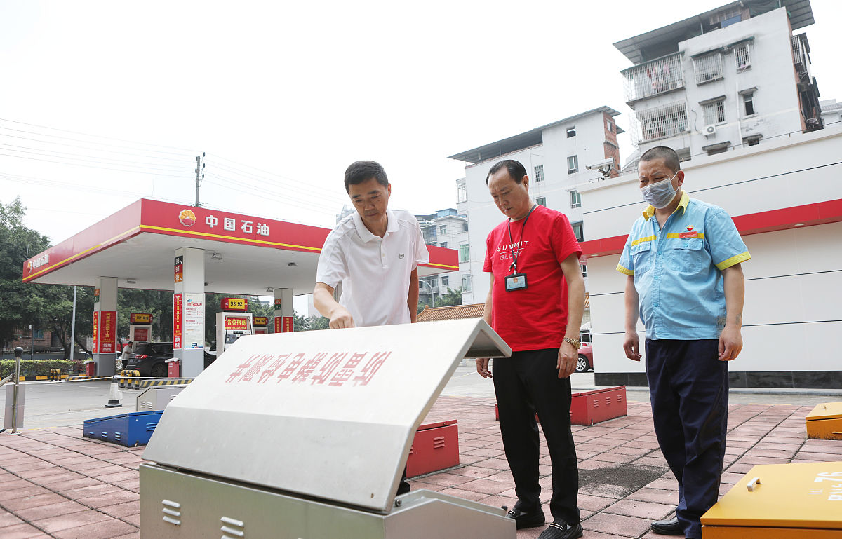 撰写一份关于加油站安全作业的信息化建设方案