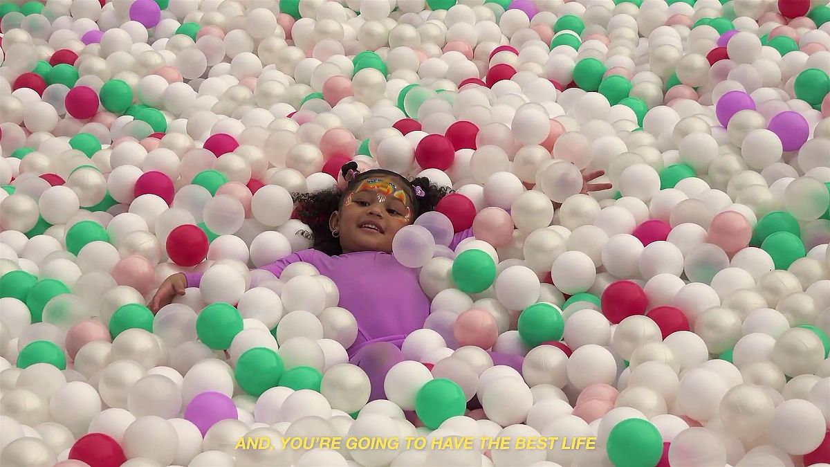 在异常视频中，不仅组成异常事件的若干连续片段之间存在关联，而且部分正常片段与异常片段间可能也存在一定的逻辑关联。 改写