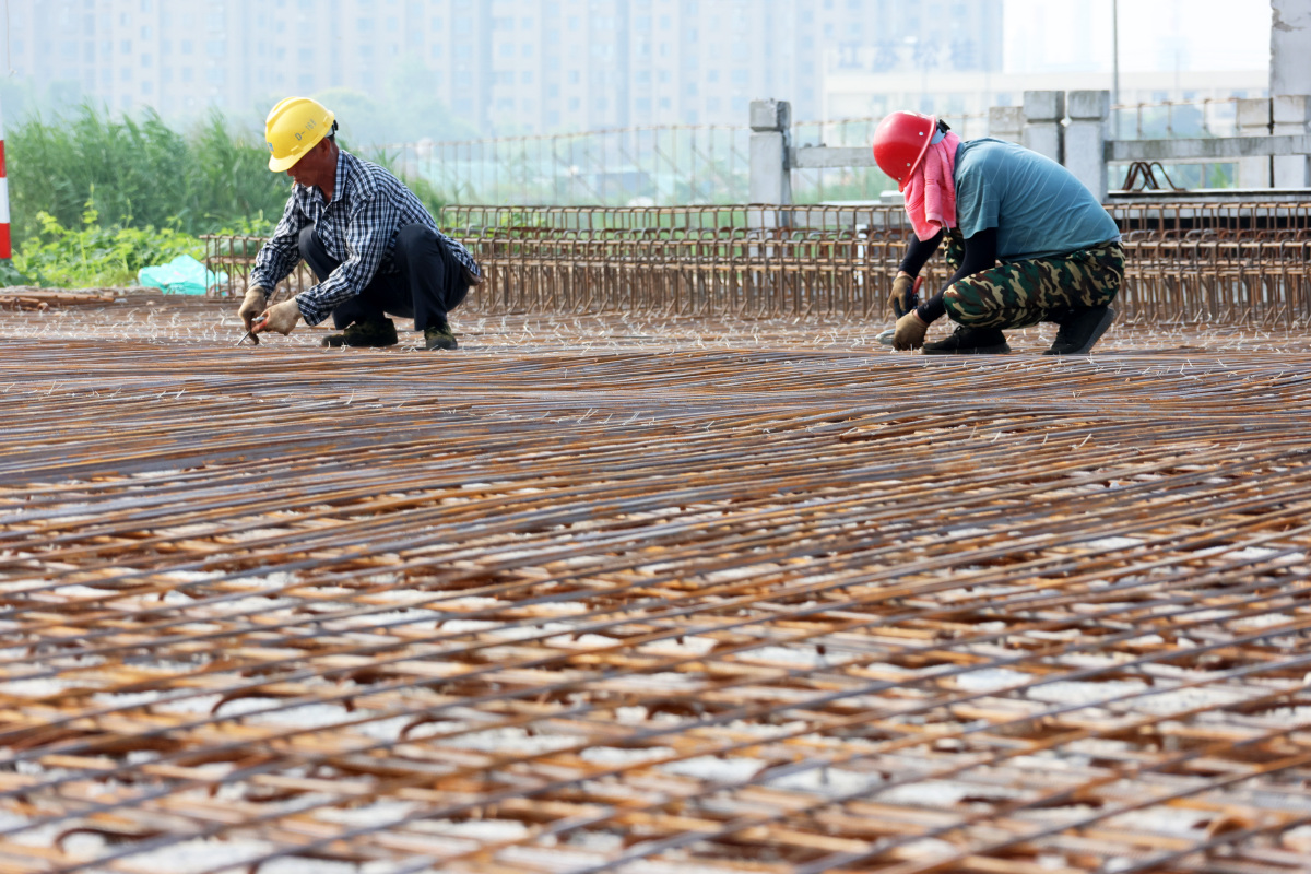 1,早上7点参加施工单位组织的班组晨会,主要是检查作业人员的劳保