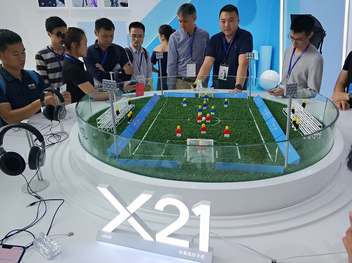 校企合作中企业对学校虚拟现实专业建设的人才需求、技术需求和服务措施的意见建议。要求1000字。