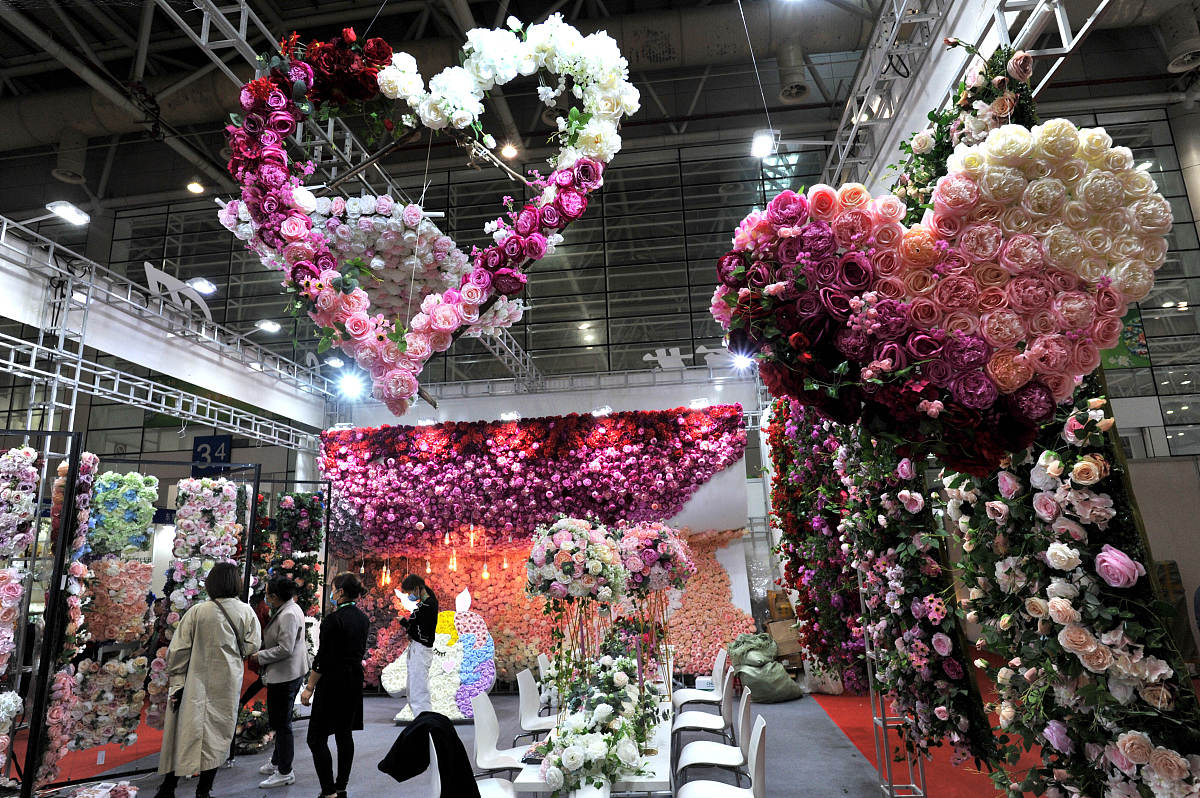 描述小明的花店新开张为了吸引顾客他想在花店的门口摆上一排花共 m 盆。通过调查顾客的喜好小明列出了顾客最喜欢的 n 种花从 1 到 n 标号。为了在门口展出更多种花规定第 i 种花不能超过a_i盆。摆花时同一种花放在一起且不同种类的花需按标号的从小到大的顺序依次摆列。试编程计算一共有多少种不同的摆花方案。输入描述第一行包含两个正整数 n 和 m中间用一个空格隔开。第二行有 n 个整数每两个整数之间