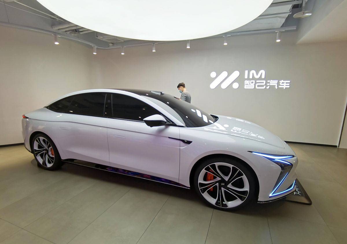 2021年10月16日,南京新街口的德基广场,一台高端电动汽车品牌"im智己
