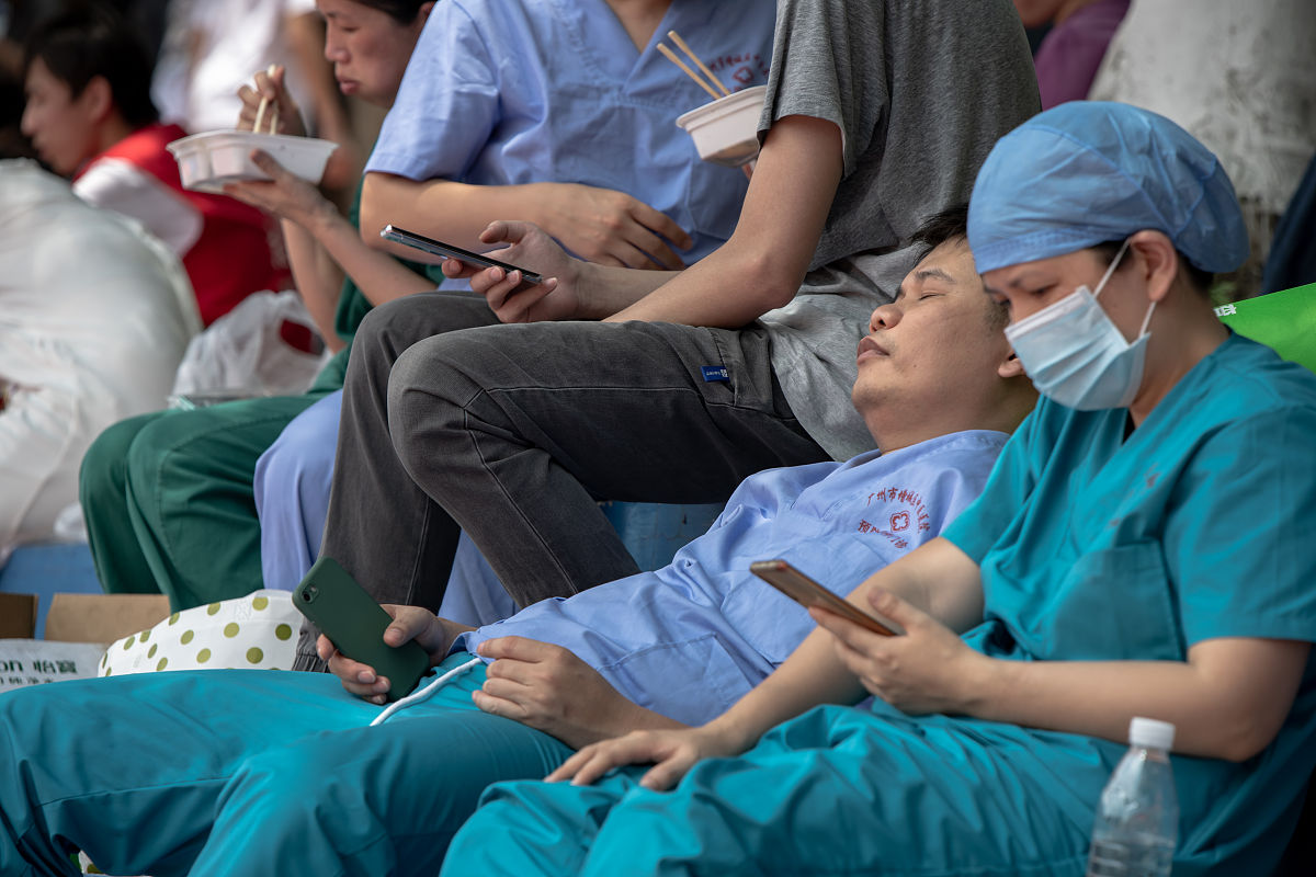 2021年6月21日,广州华商学院开展第二次全员核酸检测.医护人员在休息.